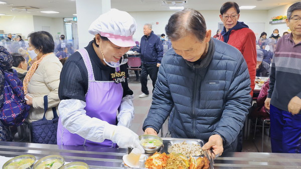 ▲ 지난 1월 신계용 과천시장이 설을 맞아 노인복지관에서 배식봉사하며 명절 인사를 나누고 있다.