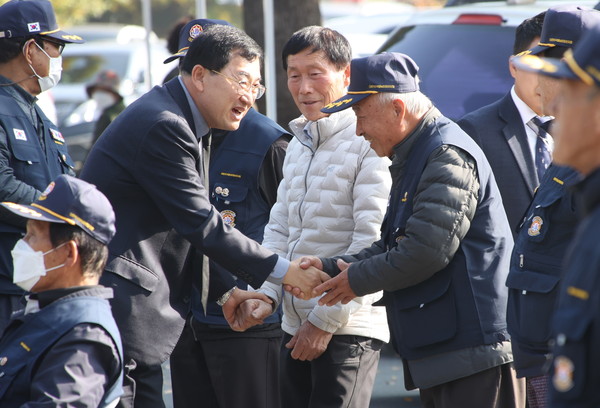 ▲ 2022년 11월 2일 황성공원에서 열린 ‘제2회 6.25 월남전 참전자 명예선양 행사’에서 주낙영 시장이 참전유공자들과 인사를 하고 있다.