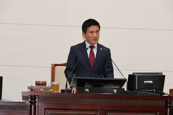 ▲ 김성철 의장이 제296회 임시회에서 개회사를 하고 있다.