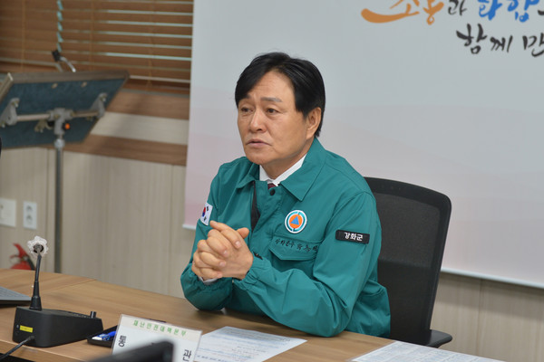 ▲ 재난안전대책본부 회의 진행하는 박용철 강화군수.