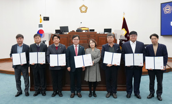 ▲ 3월 18일 제338회 임시회 제1차 본회의에서 ‘2024회계연도 결산검사위원’ 위촉식이 열린 가운데 금광연 의장과 결산검사위원들이 기념촬영을 하고 있다. (사진 하남시의회 제공)