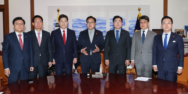 ▲ 우원식(가운데) 국회의장이 18일 오전 서울 여의도 국회에서 열린 원내대표 회동을 주재하고 있다. 왼쪽부터 박형수 국민의힘 원내수석부대표, 김상훈 정책위의장, 권성동 원내대표, 우 의장, 박찬대 더불어민주당 원내대표, 진성준 정책위의장, 박성준 원내수석부대표. /뉴시스