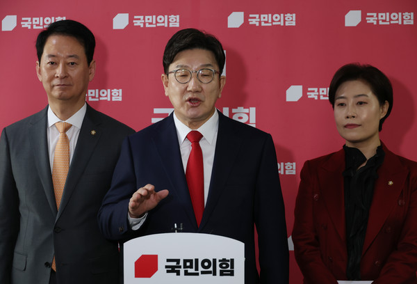 ▲ 백브리핑하는 권성동 원내대표. /뉴시스