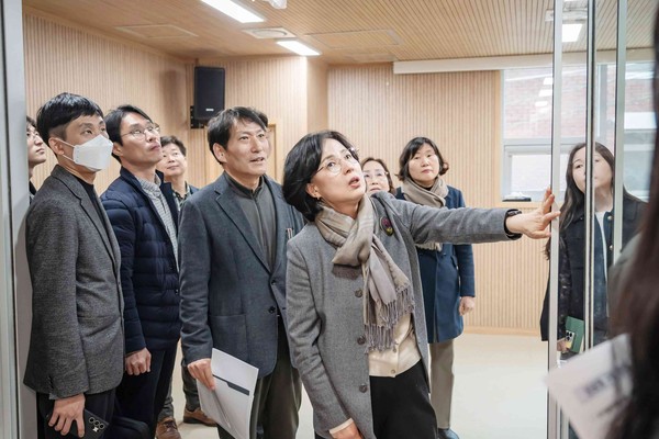 ▲ 이수희 강동구청장이 '성내 분토골 경로당' 시설 내부를 꼼꼼히 살피고 있다.