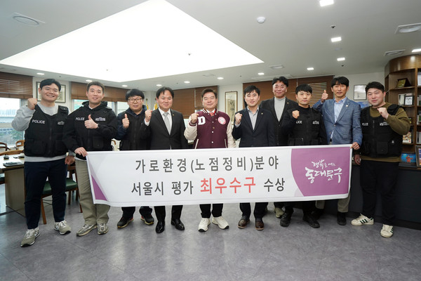 ▲ 동대문구 거리가게 정비 서울시 평가 ‘최우수구’ 선정 기념 촬영 모습.