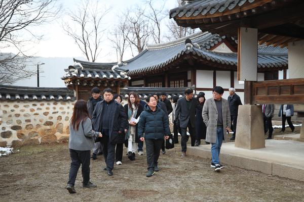 ▲ 주광덕 남양주시장과 시민·기자들 궁집 방문 모습.
