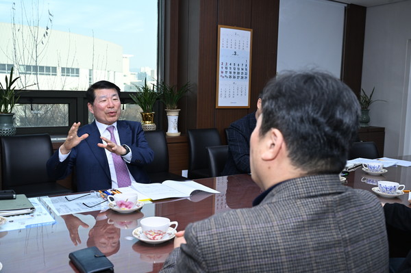 ▲ 백경현 구리시장이 관내 소상공인들과 의견을 나누고 있다.