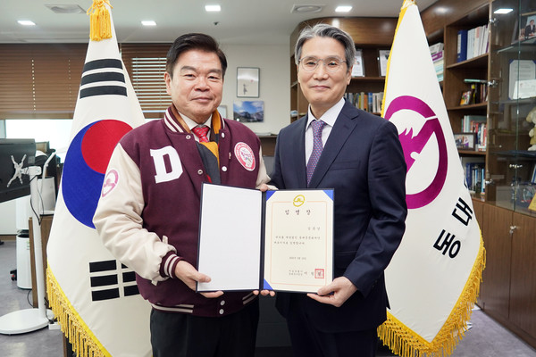 ▲ 이필형 동대문구청장과 김홍남 동대문문화재단 대표이사가 기념촬영을 하고 있다.