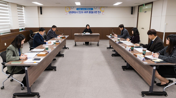▲ 안산시의회 의원연구단체 '너와 나의 연결고리' 간담회 개최 모습.