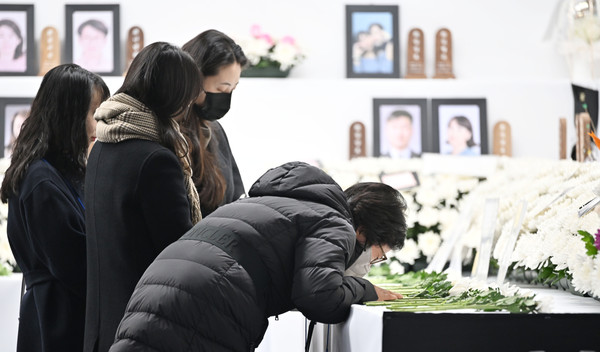 ▲ 전남 무안군 무안국제공항에서 참사 49재 봉행에 참석하러온 한 유족이 합동분향소에서 오열하고 있다. /뉴시스