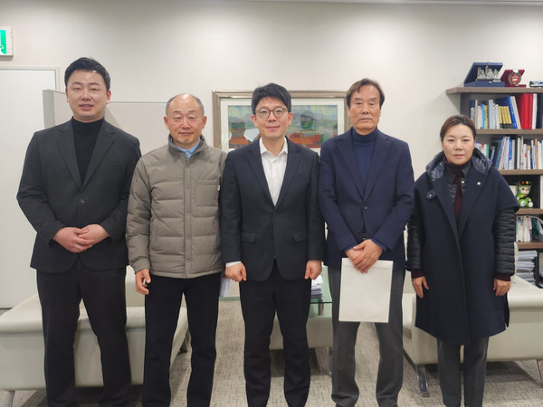 ▲ 신진호 광진구의회 의원(사진 맨 왼쪽), 김병민 서울 정무부시장(가운데), 박성연 서울시의회 의원(오른쪽 끝).