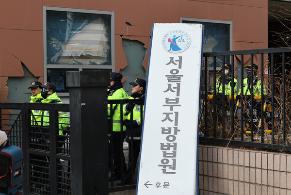 ▲ 지난 1월19일 윤석열 대통령 지지자들의 폭력 사태가 벌어진 서울 마포구 서울서부지방법원의 현판이 파손돼 있다. /뉴시스