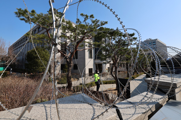 ▲ 윤석열 대통령 탄핵심판 선고가 임박한 19일 서울 종로구 헌법재판소에 철조망이 설치되어 있다. /뉴시스