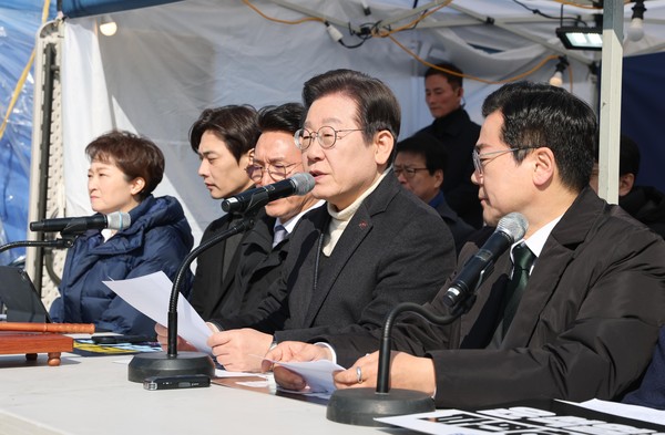 ▲ 이재명(왼쪽 네 번째) 더불어민주당 대표가 19일 서울 종로구 경복궁역 부근 광화문 민주당 천막농성장에서 열린 현장 최고위원회의에서 발언하고 있다. /뉴시스