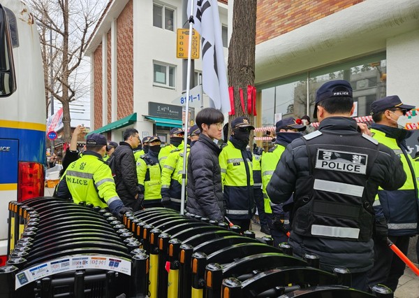 ▲ 윤석열 대통령의 파면 촉구를 위해 백혜련 더불어민주당 의원 등이 기자회견을 진행하던 중 계란을 맞은 가운데, 경찰이 윤 대통령을 지지하는 시위대에 대한 해산에 나섰다. /뉴시스