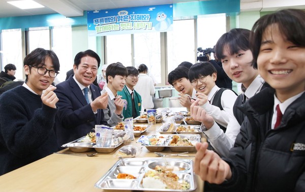 ▲ 성문중고교 급식실을 둘러보고 학생들과 식사하는 최대호 안양시장.