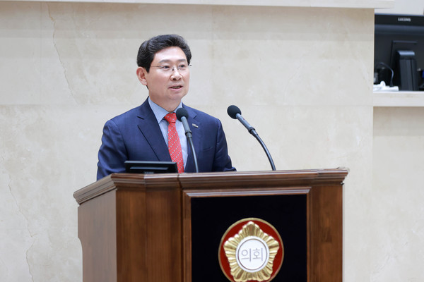 ▲ 용인특례시의회에서 발언하고 있는 이상일 용인특례시장.