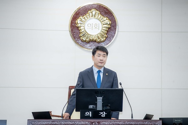 ▲ 타봉 중인 배정수 의장.