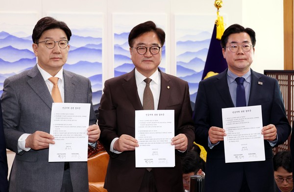 ▲ 우원식(가운데) 국회의장과 권성동(왼쪽) 국민의힘 원내대표, 박찬대 더불어민주당 원내대표가 연금개혁 관련 여야 합의문을 들고 기념촬영을 하고 있다. /뉴시스