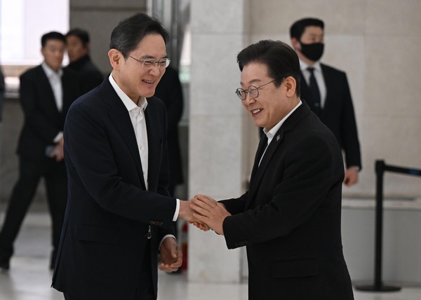 ▲ 이재명 더불어민주당 대표가 20일 오전 서울 강남구 멀티캠퍼스 역삼 SSAFY 서울캠퍼스에서 마중 나온 이재용 삼성전자 회장과 인사하고 있다. /뉴시스