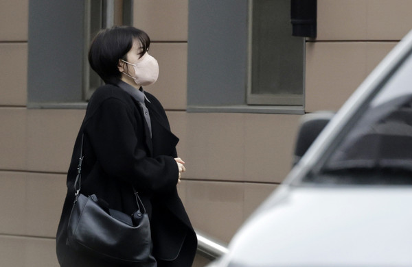▲ 음주운전 및 불법 숙박업 운영 혐의로 불구속 기소된 문재인 전 대통령 딸 문다혜씨가 20일 오전 서울 마포구 서부지법에서 열린 첫 공판기일에 출석하고 있다. /뉴시스