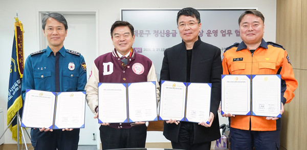 ▲ 협약 기념촬영(사진 왼쪽부터 김근진 동대문경찰서 범죄예방대응과장, 이필형 동대문구청장, 윤승현 멘토스병원장, 홍성원 동대문소방서 재난관리과장).