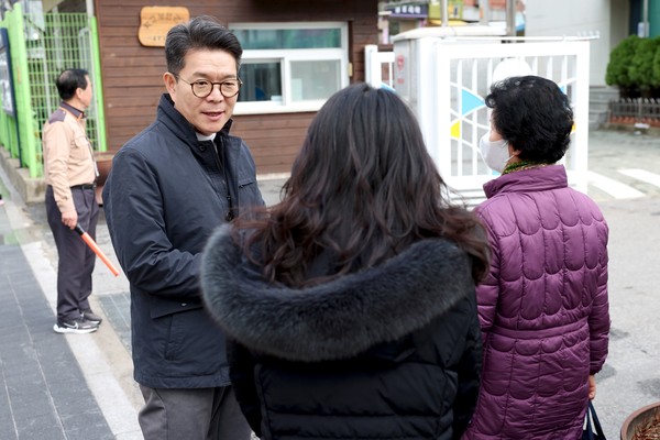 ▲ 성동구 관내 초등학교 앞에서 학부모와 이야기 중인 정원오 성동구청장의 모습.