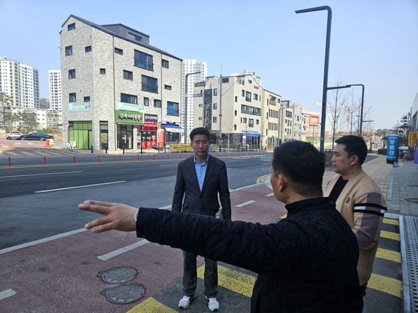 ▲ 오산시의회 성길용 부의장 세교 2지구 교통 민원 현장 방문 모습.