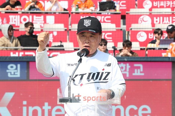 ▲ 이재식 의장이 KT위즈 홈개막전에 참석해 축사를 하고 있다.