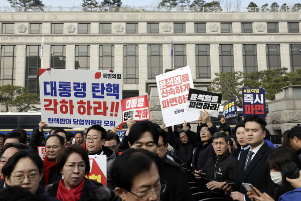 ▲ 국민의힘, 더불어민주당 의원들과 당직자들이 21일 서울 종로구 헌법재판소 앞에서 각각 윤석열 대통령 탄핵 기각-파면을 촉구하고 있다. /뉴시스