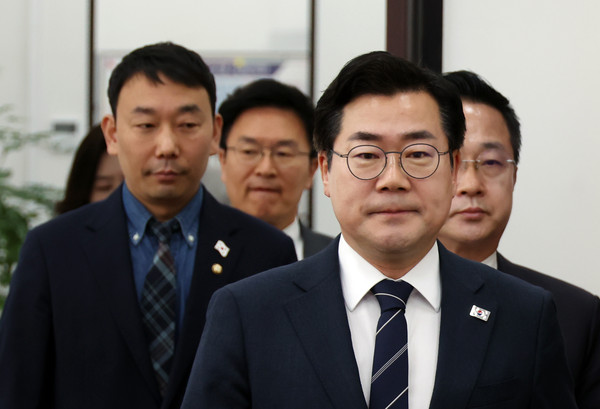 ▲ 박찬대 더불어민주당 원내대표 등 원내지도부 의원들이 23일 서울 여의도 국회에서 현안 기자간담회를 하기 위해 회의실로 향하고 있다. /뉴시스