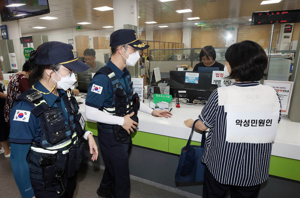 ▲ 지난해 8월 광주 북구 청사 통합민원실 악성민원인에 대한 모의훈련 실시 모습. /뉴시스