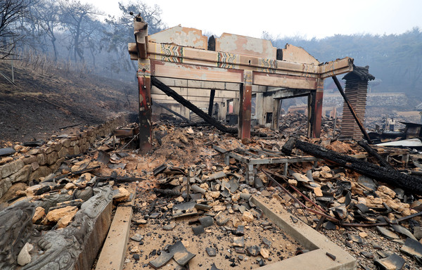 ▲ 경북 의성군 산불 발생 사흘째인 24일 의성군 안평면 신안리 운람사가 산불에 폐허가 되어 있다. /뉴시스