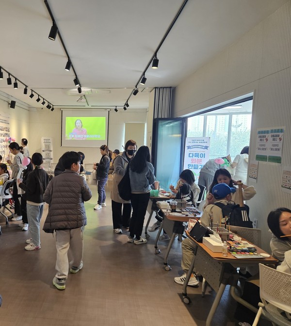▲ 시민들이 선납재 마을사랑방 오픈하우스에 참석해 행사를 즐기고 있다.