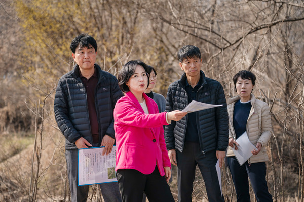 ▲ 이수희 강동구청장이 암사초록길 진입도로를 점검하고 있다.