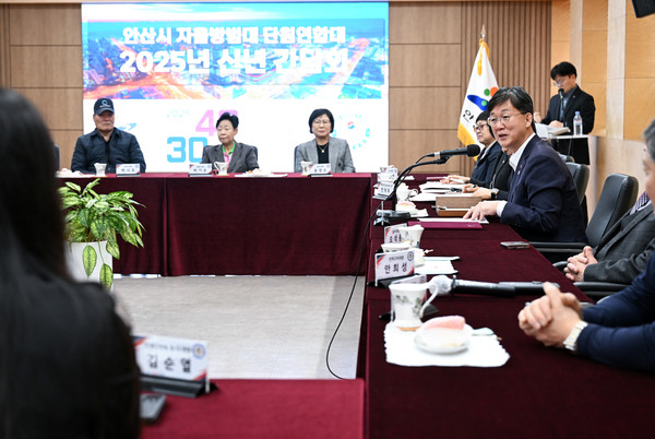 ▲ 이민근 안산시장이 자율방범대 단원연합대와 소통하고 있다.