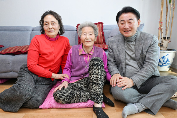 ▲ 김동근 시장이 100세 생신을 맞이한 어르신과 함께 기념사진을 찍고 있다.