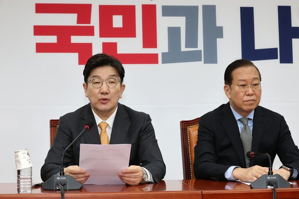 ▲ 권성동(왼쪽) 국민의힘 원내대표가 24일 서울 여의도 국회에서 열린 한덕수 국무총리 탄핵 기각 관련 기자회견에서 발언하고 있다. /뉴시스