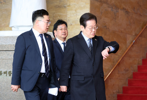 ▲ 더불어민주당 이재명 대표와 박찬대 원내대표 등 지도부가 24일 서울 여의도 국회에서 비공개 최고위원회의를 마친 뒤 국회를 나서고 있다. /뉴시스