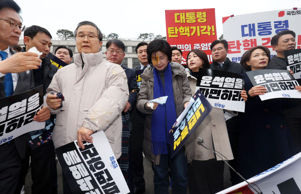 ▲ 헌재 앞 계란 테러 당한 백혜련 의원. /뉴시스