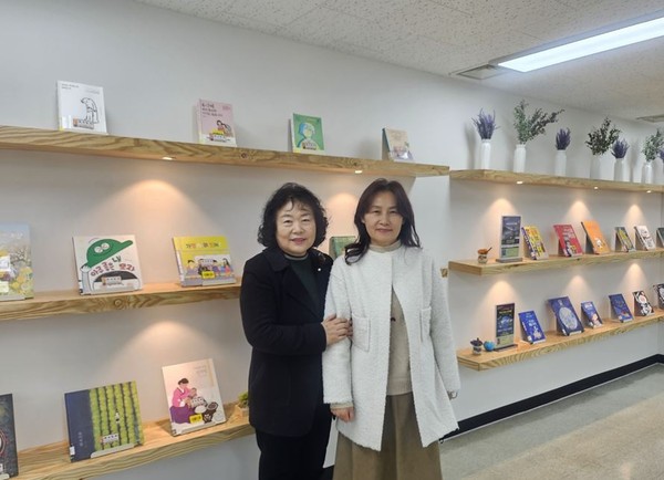 ▲ 최은영(오른쪽)씨는 문학 전문지 그린에세이에서 신인상을 수상하며 작가로 등단했다.