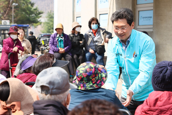 ▲ 이상일 용인특례시장 문화협회 푸드뱅크 격려 방문 모습.