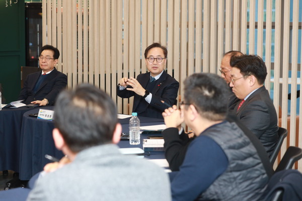 ▲ 대화 나누는 유성훈 금천구청장.