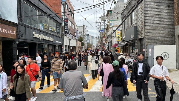 ▲ 성동구가 3월 29일부터 매주 토요일 ‘성동형 보행 안전거리’를 운영한다(사진은 지난해 ‘성동형 보행 안전거리’ 운영 모습).