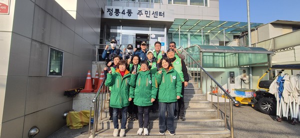 ▲ 정릉4동 자율방재단과 정릉파출소 경찰관이 공가, 보행로, 북한산 둘레길 등 안전취약시설 10개소를 점검했다.
