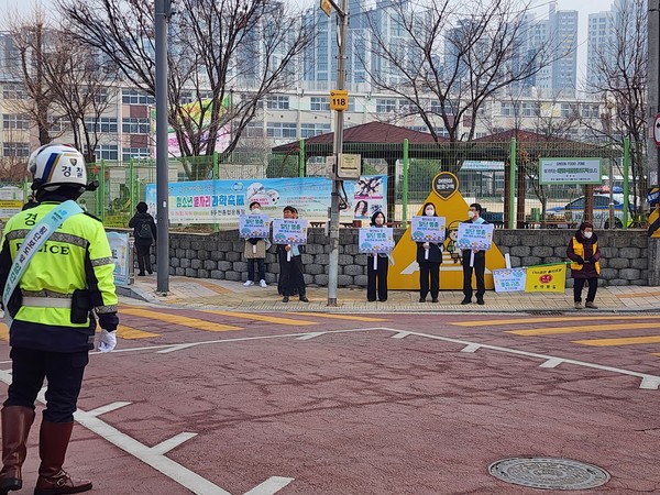 ▲ 양주시 덕정초 정문서 '2025년 아이 먼저' 어린이 교통안전 캠페인 진행 모습.