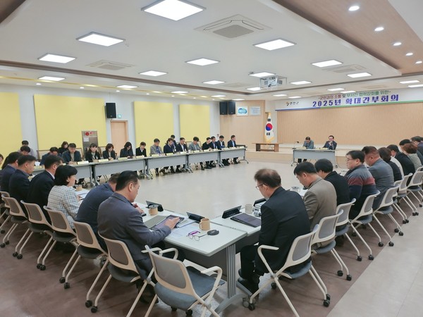 ▲ 연천군 '군민과의 소통 및 부서간 협력 강화를 위한 확대간부회의' 개최 모습.