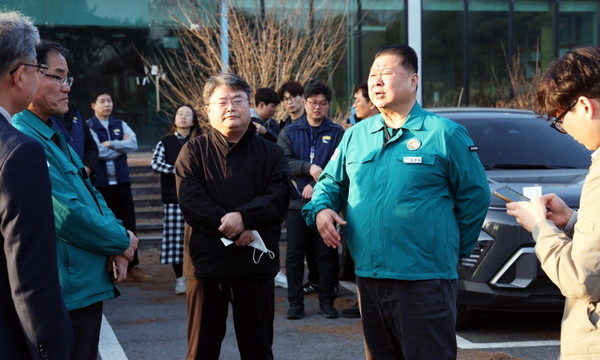 ▲ 대북전단 살포 첩보 현장에 출동한 김경일 파주시장.