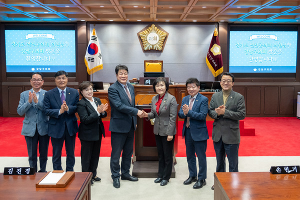▲ 자매결연 의향서를 작성한 강남구의회 이호귀 의장(왼쪽)과 연천군의회 김미경 의장(오른쪽).