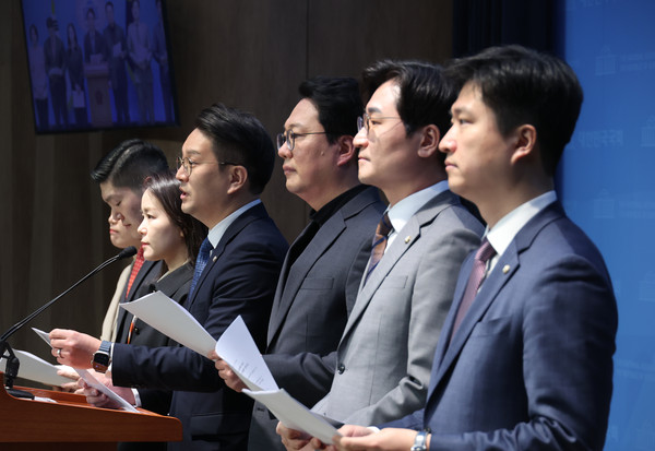 ▲ 전용기 더불어민주당 의원과 김재섭 국민의힘 의원, 천하람 개혁신당 대표 권한대행 등 '더 나은 연금개혁을 요구하는 국회의원' 여야 의원들이 23일 서울 여의도 국회 소통관에서 연금개정안 관련 기자회견을 하고 있다. /뉴시스